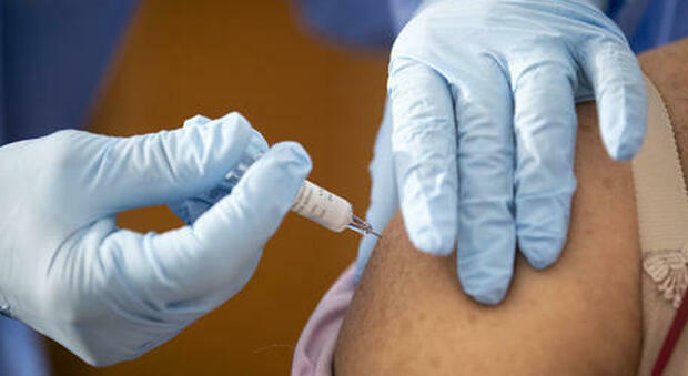 Vaccino per l'influenza, 250 mila anziani senza. E saltano i richiami per i bimbi