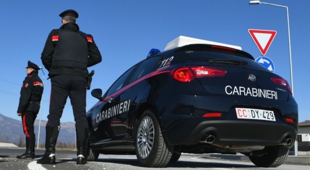 Col furgone sperona in retromarcia ad alta velocità l'auto dei carabinieri: arrestato cittadino russo. Ferito un militare