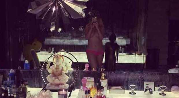 Christina Aguilera in topless su Instagram: foto senza veli per la sexy popstar