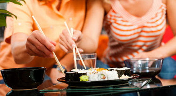Mangia sushi al ristorante asiatico e muore a 33 anni