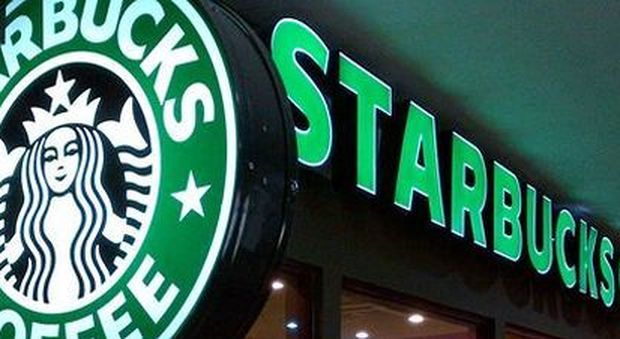 Il cliente si ustiona con il caffè bollente, Starbucks condannata a pagare 100mila dollari