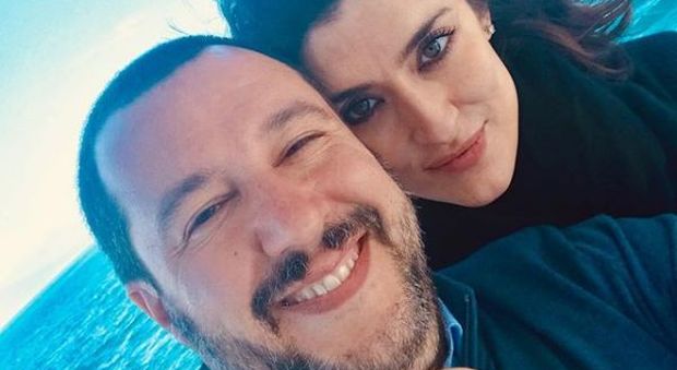 Salvini e Isoardi a Ischia: passeggiate, pesca dal molo, selfie e 1.300 euro per la suite