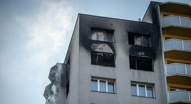 Incendio in un palazzo nella Repubblica Ceca, 11 morti tra cui tre bambini: «Alcuni si sono lanciati dall'11° piano»