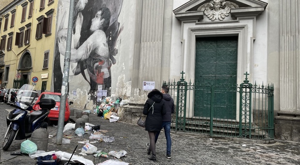 Covid a Napoli e rifiuti in strada: «80 operatori Asia in quarantena»
