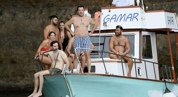 Matteo Salvini, ecco la visita a Lampedusa: la notte nella villa di Berlusconi, il tuffo a Cala Francese e la gita in barca