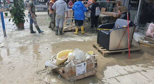 Alluvione, arrestati per sciacallaggio: «Vi aiutiamo a spalare il fango da casa», ma derubano 6mila euro a coppia di anziani