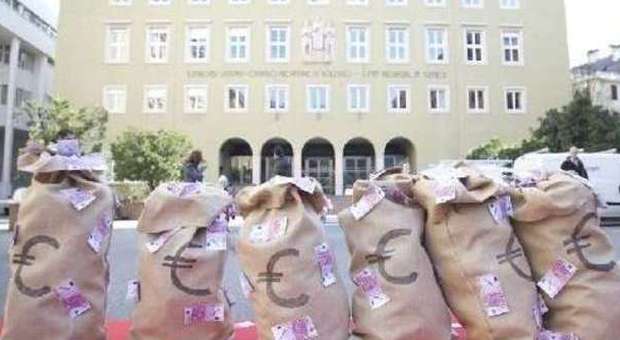 I sacchi di euro facsimile davanti al palazzo