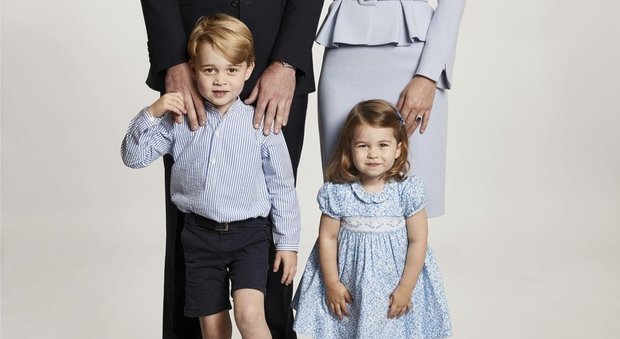 William, Kate e i royal baby: per la foto di Natale tutti in azzurro. Un segnale?