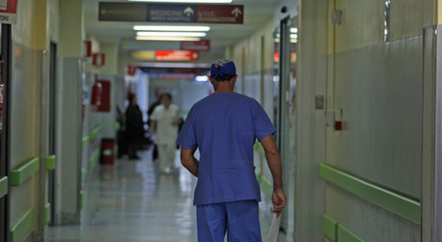 Palpeggiò una paziente, condanna a 3 anni all'infermiere: era recidivo