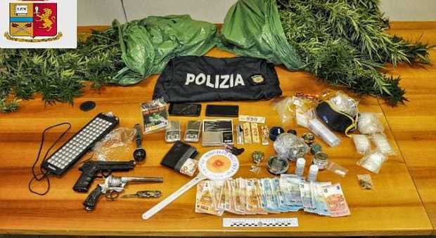 la droga e le armi sequestrate a Formia dalla polizia