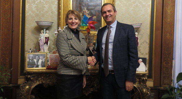 Napoli, il sindaco de Magistris riceve a Palazzo San Giacomo l'ambasciatore britannico in Italia