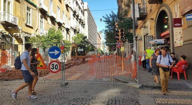 I lavori infiniti di Napoli: via Duomo, il cantiere che uccide i commercianti