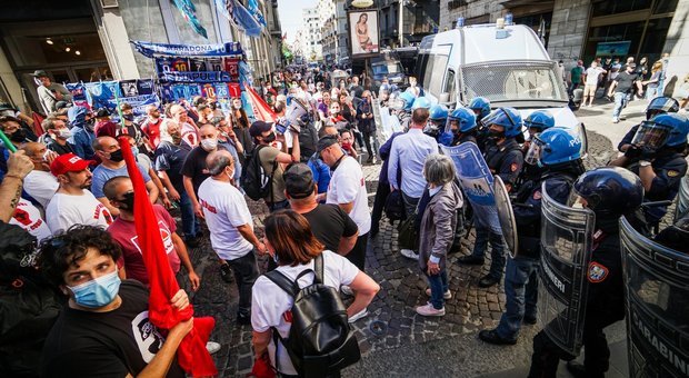 Napoli: scontri al corteo, feriti tre poliziotti. Gabrielli: atto grave, punire i responsabili