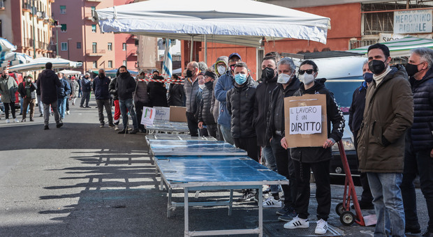 Napoli, la sfida dei commercianti: «Basta zona rossa, apriamo lo stesso»