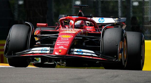 La Ferrari di Leclerc alla Variante Alta di Imola durante le prove libere del GP dell'Emilia Romagna