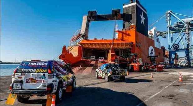 I mezzi della Dakar 2020 mentre si imbarcano sulla Jolly Palladio delle Linee Messina