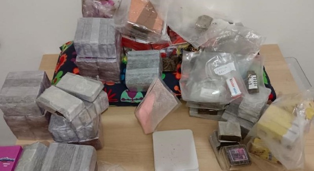 Cocaina rosa ai clienti fidati di Roma: presa la casalinga-pusher con 25 kg di droga (per 400 euro a dose)