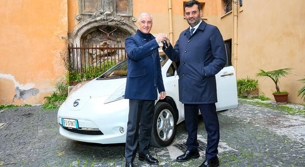 A sinistra Bruno Matticci ad di Nissan talia consegna le chiavi di una Leaf a Antonio Decaro, presidente dell'Associazione Nazionale Comuni Italiani (Anci)