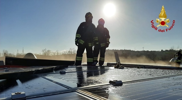 A fuoco i panelli fotovoltaici sul tetto della Angelini, nessun problema per lo stabile. Nella foto l'intervento dei vigili del fuoco