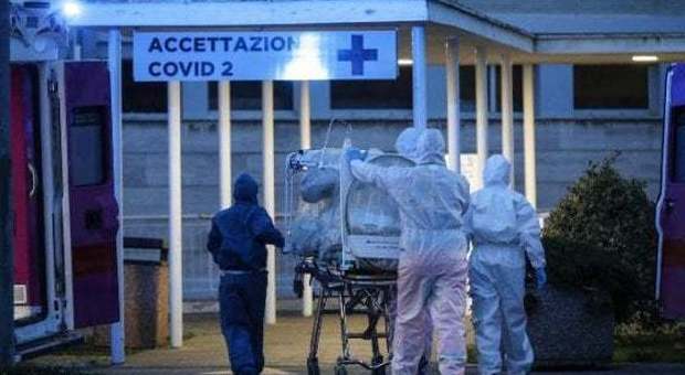 Coronavirus Italia, la guerra degli scienziati tra regole, farmaci e terapie
