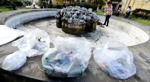 Napoli, studenti e volontari ripuliscono l'area verde di Capodimonte: «Tutti insieme abbiamo lavorato per la città»