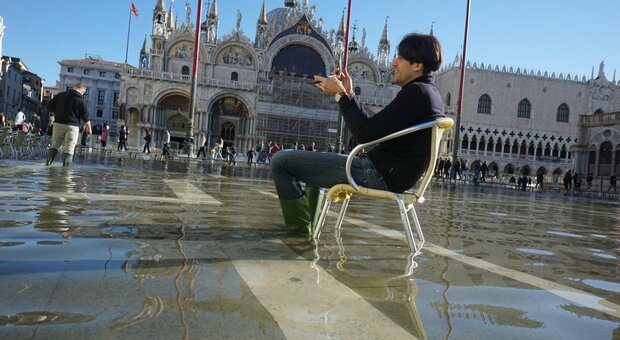 Venezia, torna l'acqua alta in piazza San Marco e il Mose non si alza. Funzionano le protezioni della Basilica