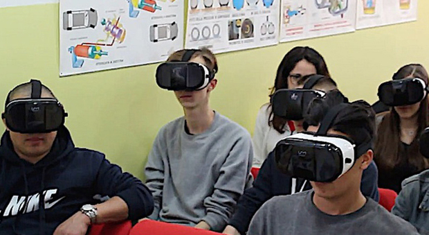 Ragizzi in autoscuola si preparano per l'esame della patente con il visore per la realtà virtuale