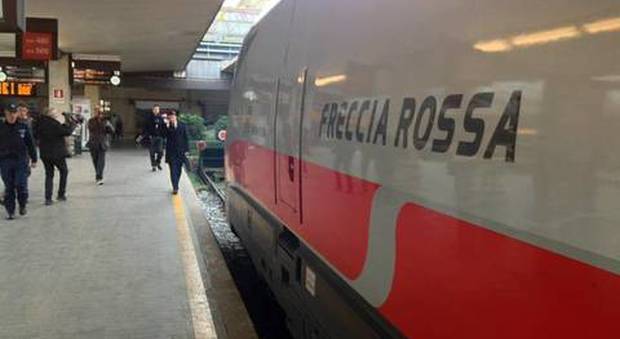 Treviso, sale sul treno ma non fa in tempo a scendere: i bambini restano sulla banchina