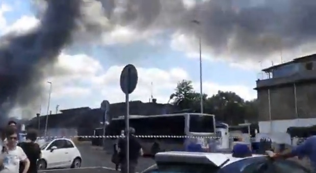 Roma, altro deposito d'auto in fiamme: esplosioni e fumo nero spaventano i residenti: tre feriti