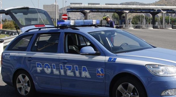 Agente Polstrada ferma donna in auto e la molesta: arrestato