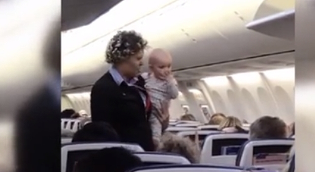 La bambina sull’aereo è irrequieta, la hostess la calma così