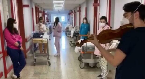 Bari, medico violinista suona per i neonati: la ninna nanna conquista tutti