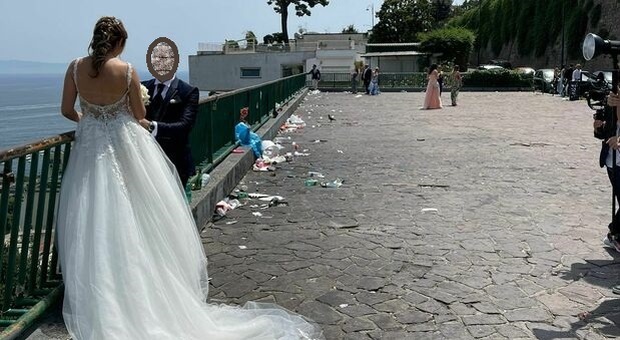 Posillipo come una discarica, le foto degli sposi tra i rifiuti abbandonati sul belvedere