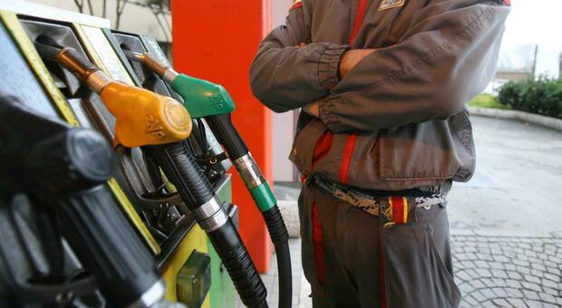 Benzina, i prezzi aumenteranno ancora? Taglio accisa fino al 2 maggio (ma si valutano nuovi interventi)