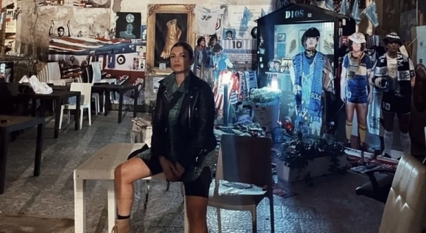 Maradona, Emma Marrone di notte al murales di Diego ai Quartieri spagnoli