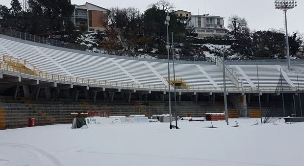 Lo stadio Del Duca invaso dalla neve