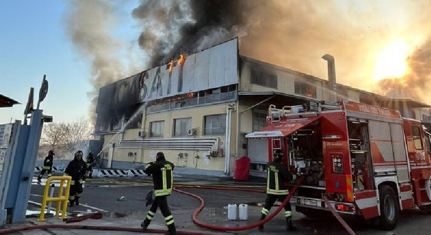 Esplosione in un'azienda di vernici, operaio morto fra le fiamme