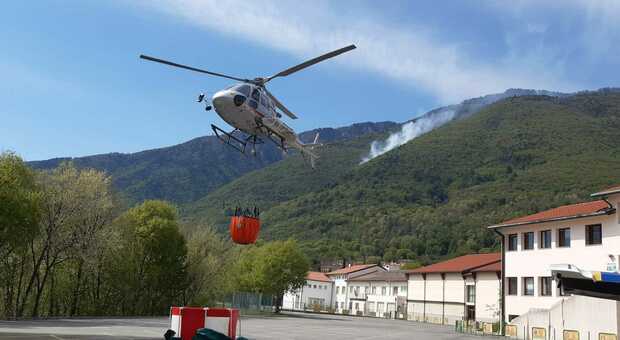L'elicottero a Semonzo per l'incendio