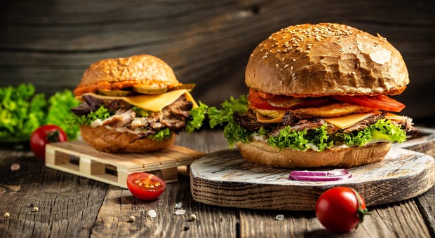 World Hamburger Day, a Milano si festeggia con panini gratis mentre a Roma arriva Bastianich