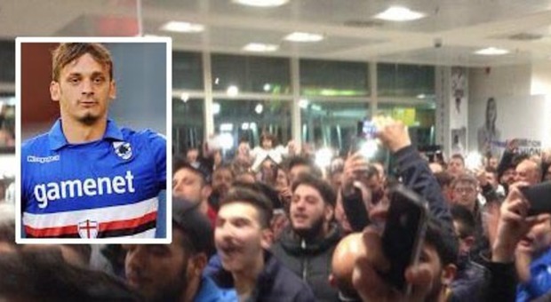 Gabbiadini atterra a Napoli: mille tifosi a salutarlo ma la security lo porta via
