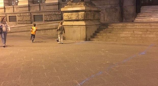 Sfregiata piazza Bovio, bombolette spray per disegnare campetto di calcio