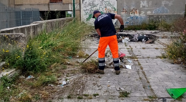 Napoli, rifiuti accumulati da mesi a Ponticelli: tre giorni di interventi per rimuoverli