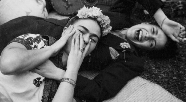 Una foto di Tina Modotti ritrae Frida Kahlo e Chavela Vargas