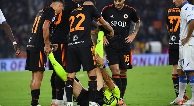 Infortunio all'arbitro Marchetti durante Roma-Frosinone: a terra in preda ai crampi, Dybala lo aiuta