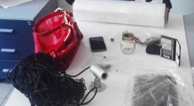 Il kit dello spacciatore tecnologico sequestrato a Pordenone dalla polizia di Stato