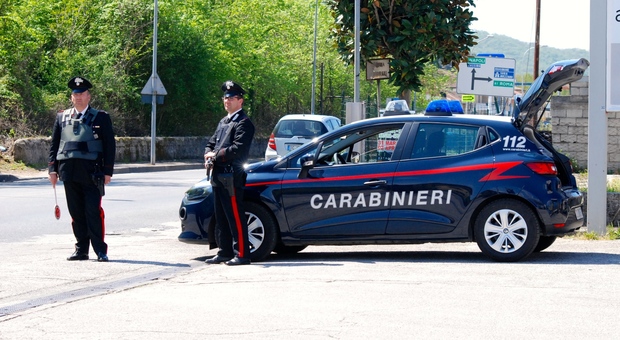 Corsa a folle velocità per una ragazza ad Arezzo: le auto dei due giovani si scontrano, denunciati