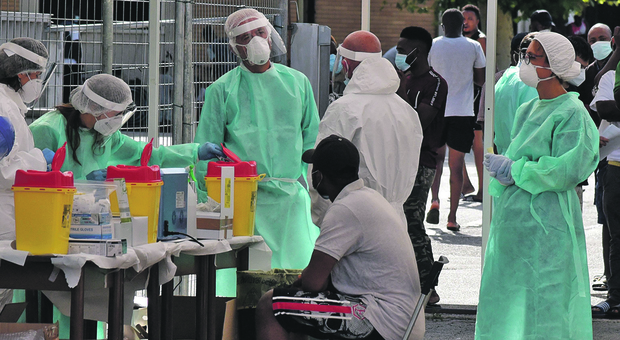 Virus. Focolaio migranti nell'ex caserma di Treviso. La Procura apre un'inchiesta
