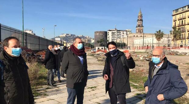 Napoli, sopralluogo di DeMa al parco della Marinella: «Ecco i primi risultati, sarà presto un'area verde»