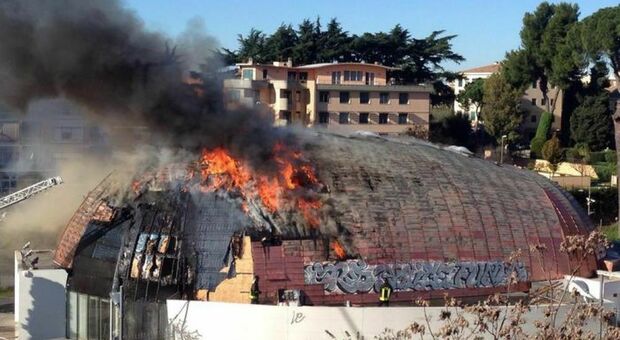 Incendi a Roma, trovati almeno tre inneschi. I pm: la mano dei piromani