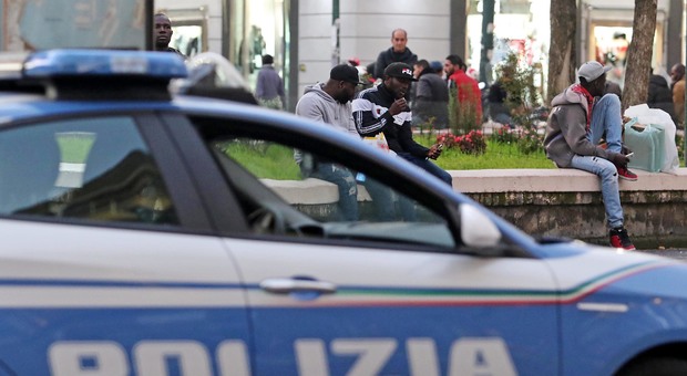 Napoli, maxi blitz al Vasto: arrestati cinque immigrati tra droga e furti